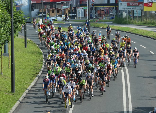 Že prvi kilometri velikega maratona Franja po ljubljanskih ulicah so neizprosno hitri. FOTO: Jože Suhadolnik