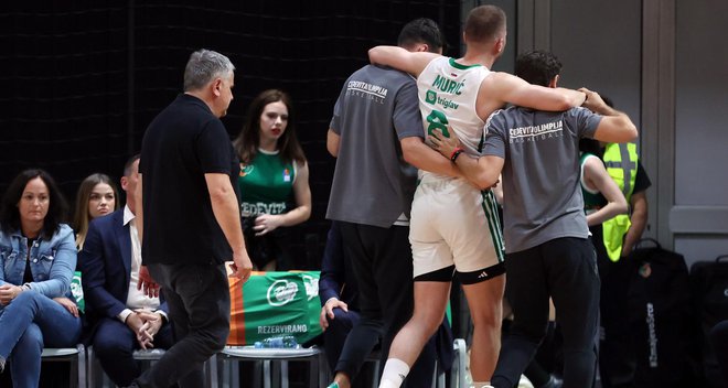 Edu Muriću so pomagali v slačilnico člani Olimpijinega štaba. FOTO: Cedevita Olimpija