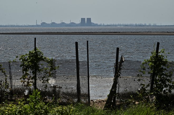 Gladina akumulacijskega jezera, ki je glavni vir vode za ohlajanje jedrske elektrarne Zaporožje, je močno upadla. FOTO: Stringer/Reuters