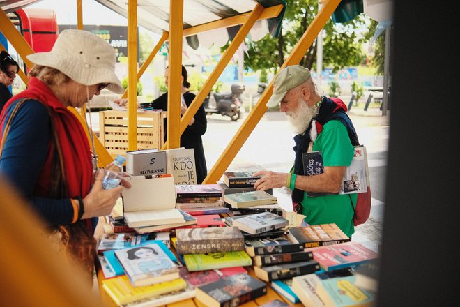 V naši literaturi oziroma v primerih, ko starejši niso uporabljeni le za kuliso, še vedno prevladujejo stereotipne podobe babic. FOTO: Črt Piksi/Delo