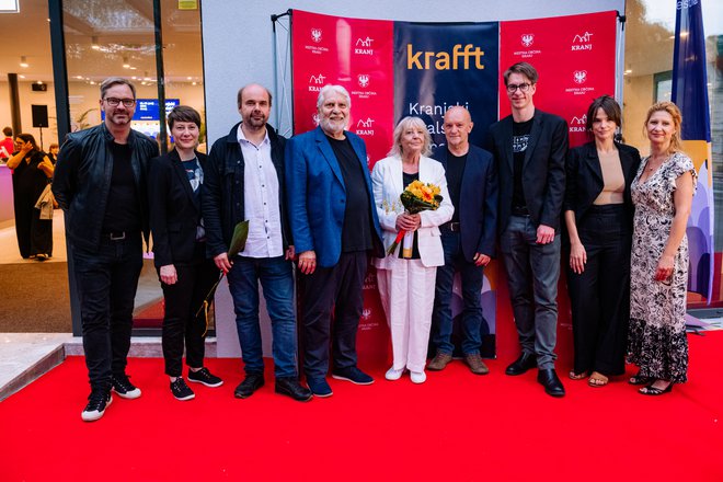 Nagrajenci tokratnega festivala Krafft (z leve): Jurij Zrnec, Ana Lampret, Gregor Zorc, Boris Cavazza, Špela Rozin, Iztok Kovač, Jure Henigman, Tina Vrbnjak in Vesna Pernarčič

FOTO: Primož Pičulin