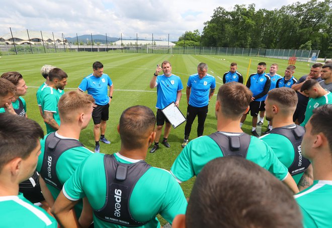 Novi Olimpijin trener Joao Henriques je zavihal rokave, prvake v novi sezoni čaka naporen ritem tekem. FOTO: Dejan Javornik/Delo