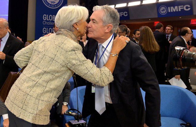 Predsednika ECB in Federal Reserve Christine Lagarde in Jerome Powell imata ta teden vnovič na mizi pomembne denarne odločitve. FOTO: Mike Theiler/Reuters