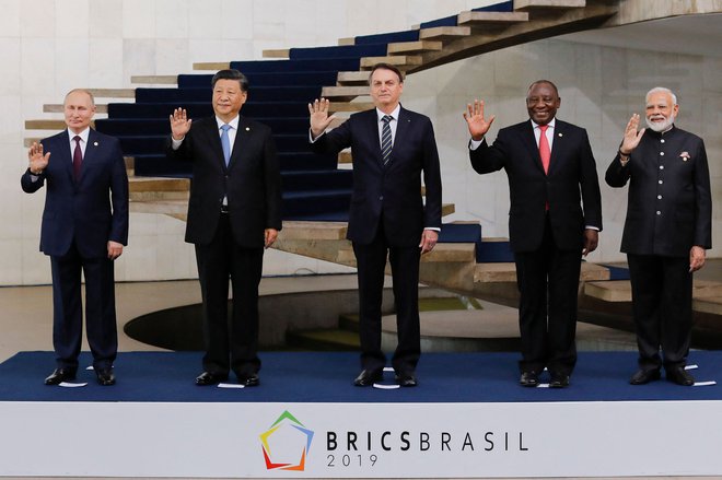 Novembra 2019 so voditelji povezave Brics, Vladimir Putin, Xi Jinping, Jair Bolsonaro, Cyril Ramaphosa in Narendra Modi, takole mahali svetu. FOTO: Sergio Lima/AFP