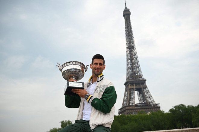 Novak Đoković in Iga Šwiatek v Parizu nista skrivala ponosa ob novih lovorikah. FOTO: Emmanuel Dunand/AFP