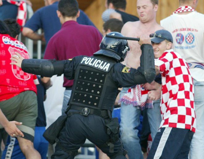 Kranj takšnih neredov kot ob finalu EP v vaterpolu 2003 še ni doživel.  FOTO::Matej Družnik/Delo