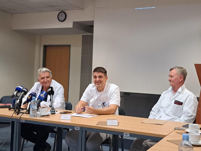 Tomislav Klokočovnik (levo), Dragan Kovačić in Radko Komadina ob predstavitvi začetka sodelovanja Klokočovnika s celjsko bolnišnico. FOTO: Špela Kuralt/Delo