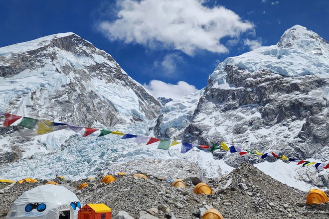 Letošnja sezona vzponov na Mount Everest je bila posebna tudi zaradi izjemno hladnega vremena. FOTO: Ang Tashi Sherpa/AFP