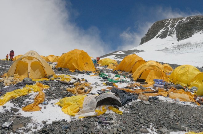 Ostanki ostankov šotorov, gorske opreme in embalaže za hrano v baznem taboru pod Everestom. FOTO: Bidhan Shrestha/Reuters