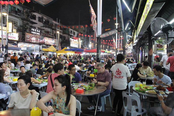 Malezija je znana po bogati kulturi ulične hrane in po njej najbolj slovi ulica Džalan Alor v Kuala Lumpurju. FOTO: Barbara Zimic