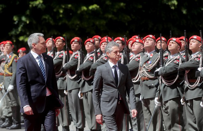 Predsednika vlade Roberta Goloba je na uradnem obisku na Dunaju sprejel avstrijski kancler Karl Nehammer. FOTO: Blaž Samec/Delo