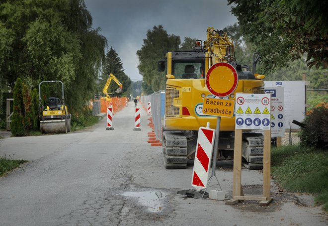 Prenova ceste v Črni vasi se počasi končuje. FOTO: Jože Suhadolnik/Delo