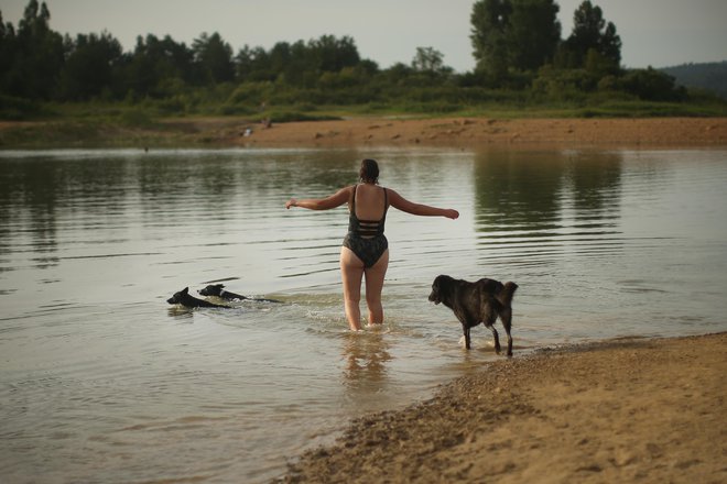 Idealen način fizičnih aktivnosti pa je plavanje v hladnem morju, reki, jezeru, bazenu. FOTO: Jure Eržen/Delo