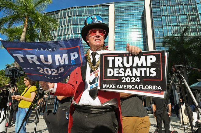 Trumpovi privrženci so se zbrali pred sodiščem v Miamiju. Foto Giorgio Viera/AFP