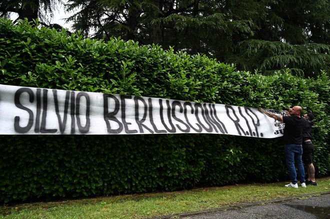 Zadnje dni Italija žaluje za razvpitim politikom. FOTO: Gabriel Bouys/AFP