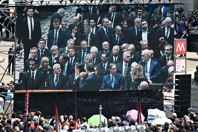 Ob svojcih se bodo pogreba udeležile tudi številne politične osebnosti. FOTO: Gabriel Bouys/AFP