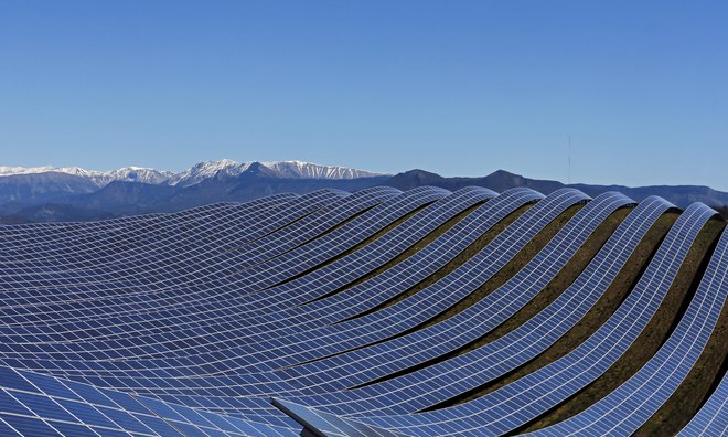 Investitorji so v državah EU lani namestili 41,4 gigavata novih sončnih elektrarn, veliko večino potrebnih delov pa so zgradili Kitajci. FOTO: Jean-Paul Pelissier/Reuters