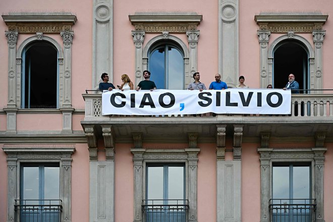 Vse pogrebne slovesnosti je skrbno načrtoval Silvio Berlusconi sam, so povedali ob pogrebnih slovesnostih. FOTO: Gabriel Bouys/AFP