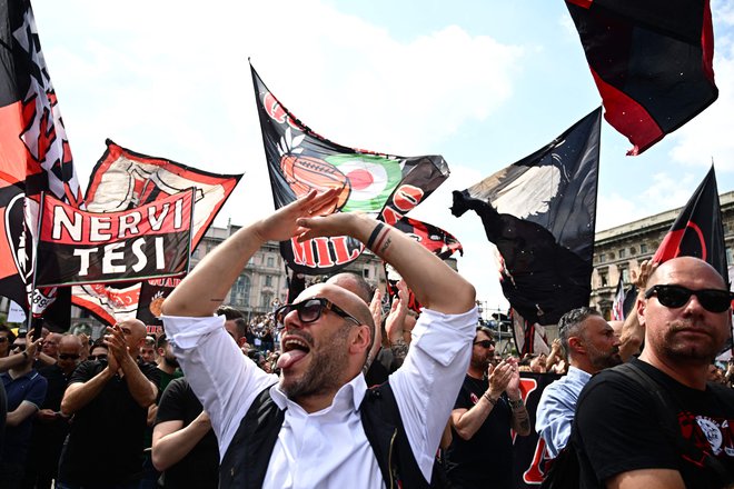 Zastave na trgu so bile pretežno rdeče-črne barve nogometnega kluba Milan, precej manj je bilo modrih, ki jo slavijo volivci dolgo vladajoče stranke Naprej, Italija. FOTO: Gabriel Bouys/AFP