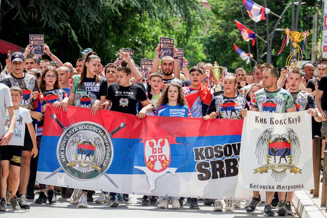 Kosovski Srbi že tedne protestirajo proti ravnanju kosovske policije. Danes so mladi športniki v Kosovski Mitrovici zahtevali izpustitev aretiranega trenerja, medtem pa je srbska policija na svojem ozemlju zajela tri domnevne pripadnike kosovskih specialnih enot. Foto Reuters