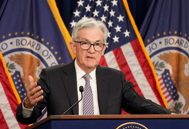 Predsednik Feda Jerome Powell poskuša čim bolj pomagati stabilnosti cen in zaposlovanju. FOTO: Kevin Lamarque/Reuters