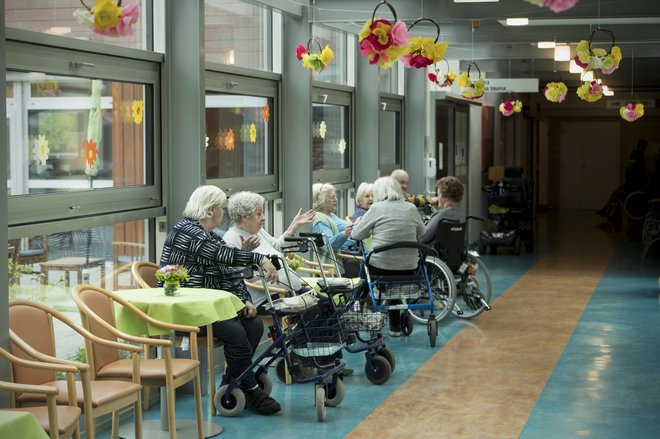 Obliki nasilja nad starejšimi sta tudi sistemsko neurejeno institucionalno varstvo in dolgotrajna oskrba, opozarja Anita Caruso, predsednica združenja Srebrna nit. Fotografija je simbolična. FOTO: Jure Eržen/Delo