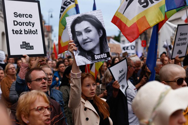 Demonstranti so s seboj nosili slike pokojne nosečnice, 33-letne Dorote Lalik. FOTO: Wojtek Radwanski/AFP