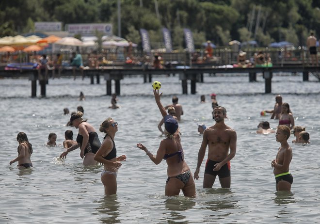 Preden se predamo morskim užitkom, velja poskrbeti za zaščito vrednejših predmetov, ki jih pustimo na plaži. FOTO: Blaž Samec/Delo