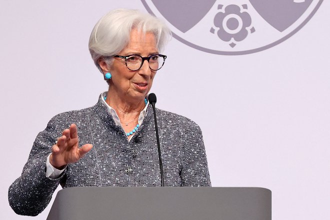 ECB, ki jo vodi Christine Lagarde, se odziva na še vedno trikrat previsoko inflacijo. FOTO: Thilo Schmuelgen/Reuters