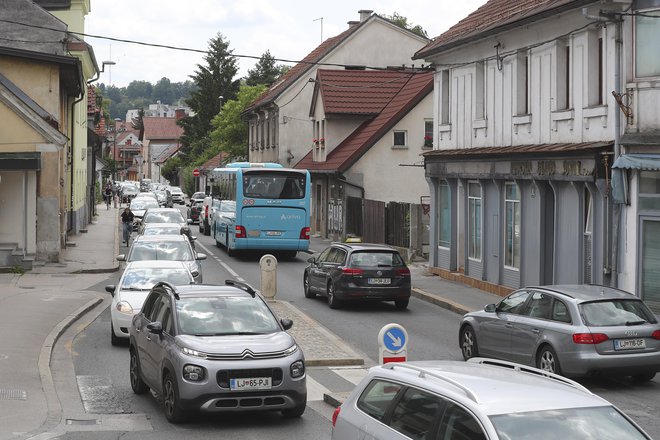 Župan Zoran Janković največ težav pričakuje pri ureditvi podvoza pod tiri pri Orto baru. FOTO: Leon Vidic/Delo