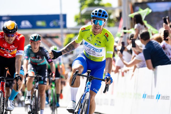 Dylan Groenewegen se je zmage veselil tudi v zeleni majici vodilnega na dirki po Sloveniji. FOTO: Matic Klanšek Velej/Sportida