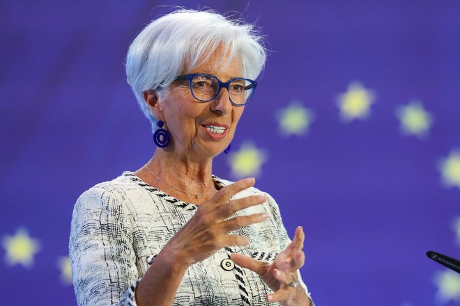 Prva dama ECB Christine Lagarde pomenljivo poudarja, da se »inflacija znižuje, vendar bo predvidoma predolgo ostala previsoka«. FOTO: Kai Pfaffenbach Reuters