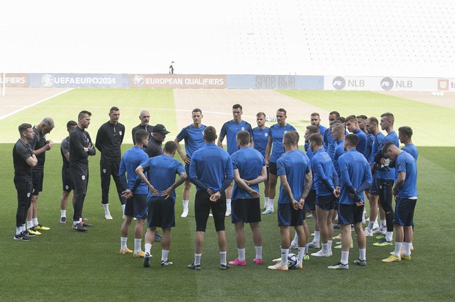 Slovenski selektor Matjaž Kek je reprezentante nagovoril tudi pred današnjo tekmo s Finsko. FOTO: Leon Vidic