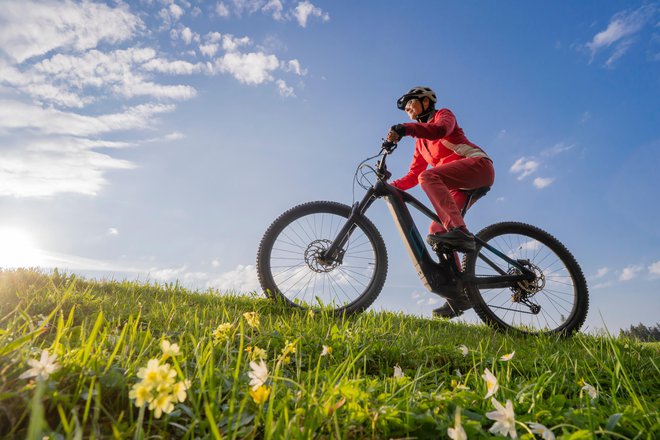 Električna kolesa se po tržnem deležu kar hitro vzpenjajo, tako kot gre lažje v klanec električno gorsko kolo. FOTO: Shutterstock