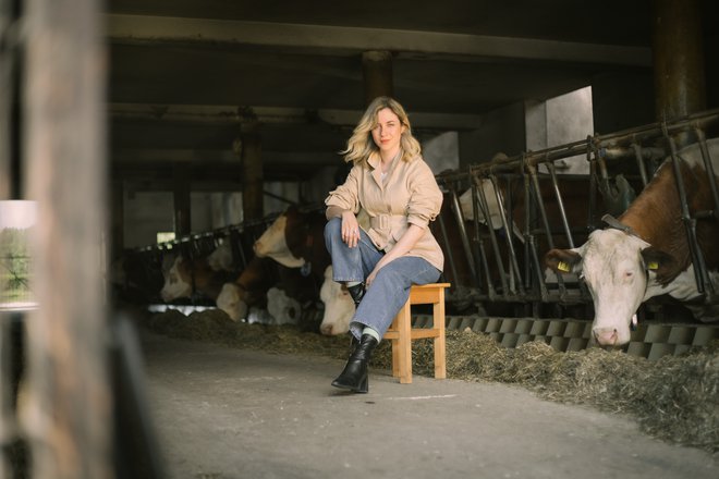 V prvencu Pie Prezelj imata pomembno vlogo tudi dve kravi. Kot je v spremni besedi zapisala Maja Šučur, Ida »živi v družbi, v kateri so vzporednice med kravo in žensko še vedno stvar, ki jo že v otroški dobi konzumiramo z mlekom«. FOTO: Lana Špiler