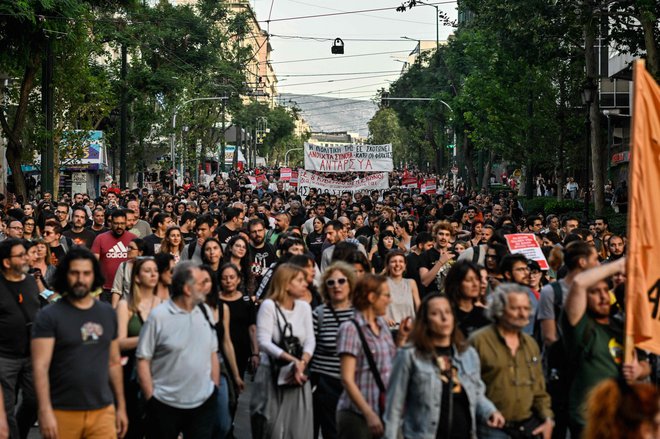 V četrtek zvečer se je na tisoče protestnikov zbralo v Atenah in mestu Solun na severu države, kjer so zahtevali omilitev migracijske politike Evropske unije. FOTO: Louisa Gouliamaki/AFP