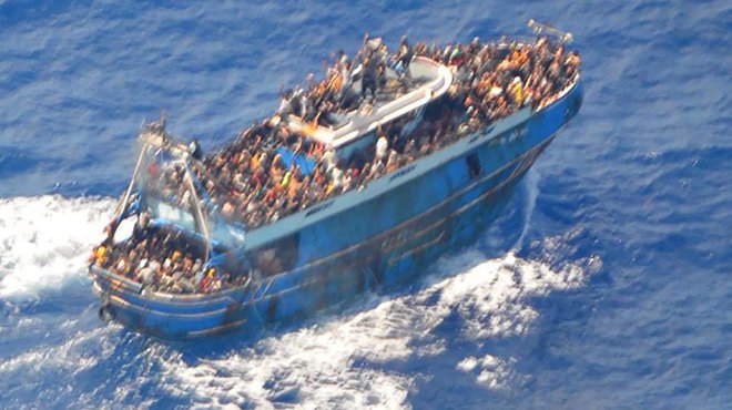 »Podobne stare ribiške čolne smo videli že iz Libije. Ti čolni sploh niso primerni za plovbo, temveč so lebdeče krste,« je povedal upokojeni grški obalni stražar. FOTO: AFP