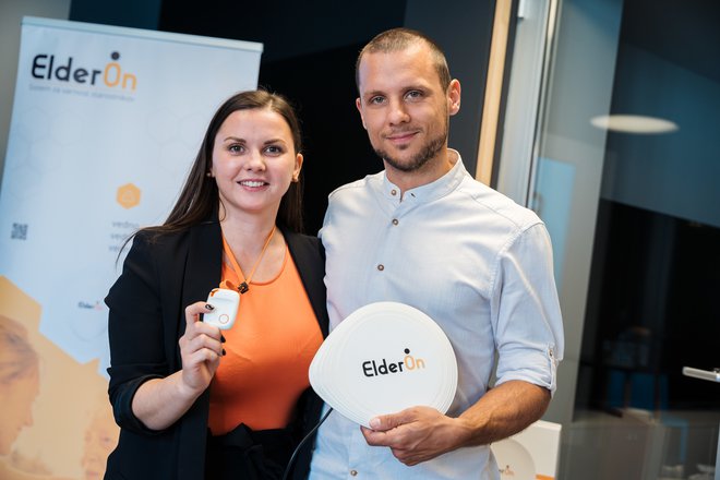 Urša Gačnik in Jernej Ženko, direktorja podjetja Gridtech, s SOS telefonom in posteljnim senzorjem. FOTO: Blaž Črnič