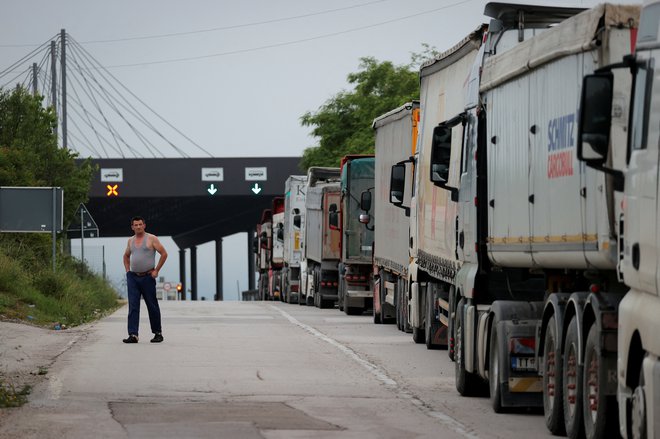 Kolona tovornjakov na srbsko-kosovski meji. FOTO: Reuters