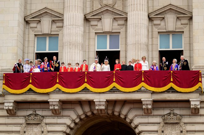 Na prvem Pozdravu zastavi Karla III. je na balkonu pričakovati podobno zasedbo članov kraljeve družine, kot smo jo videli ob kronanju prejšnji mesec. FOTO: Reuters