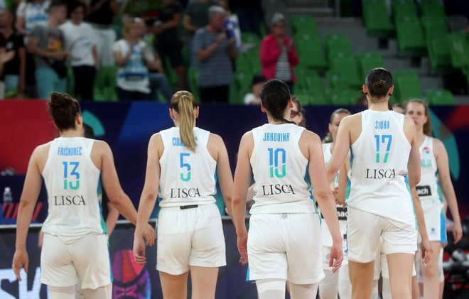 Slovenske košarkarice so po novem porazu razočarane zapustile igrišče. FOTO: Blaž Samec /Delo