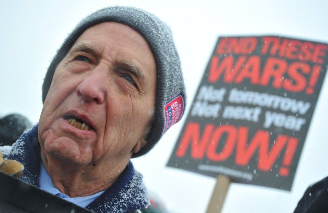 Daniel Ellsberg med protivojnimi protesti decembra 2010. FOTO: Karen Bleier/Afp