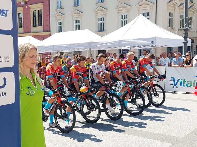 Tako so se kolesarji, v prvi vrsti iz ekipe Bahrain Victorious, poklonili preminulemu švicarskemu kolegu in prijatelju. FOTO: Miha Hočevar