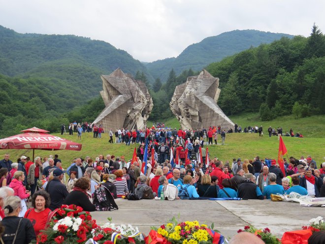 Več kot 4000 ljudi se je udeležilo spominske slovesnosti pri spomeniku padlim junakom v bitki na Sutjeski. FOTO: Bojan Rajšek/Delo