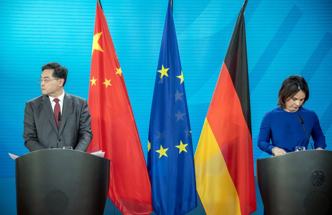 Nemška ministrica za zunanje zadeve Annalena Baerbock je ob obisku kitajskega kolega Qin Ganga v začetku maja v Berlinu izrazila pričakovanje, da bodo v Pekingu izkoristili svoj položaj v varnostnem svetu ZN in prepričali Rusijo o končanju vojne v Ukrajini. FOTO: Michael Kappeler/Reuters