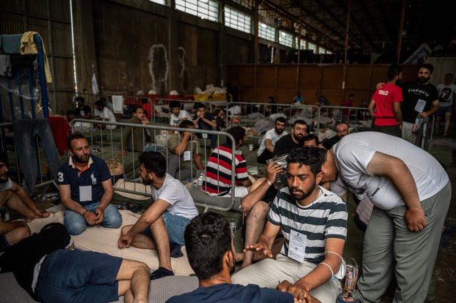 V morju pri Kalamati so našli 79 trupel. FOTO: Angelos Tzortzinis/Afp