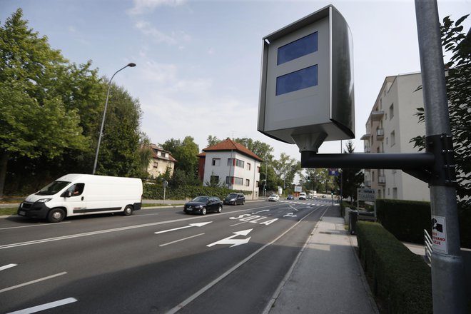 Poleti leta 2019 so superradar namestili tudi na Samovi ulici za Bežigradom, lani so tam zabeležili 1280 prekoračitev hitrosti. FOTO: Leon Vidic/Delo