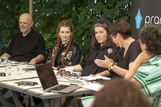 Na predstavitvi so spregovorili Urška P. Černe, Nežka Struc, Silvija Žnidar, Zoran Pevec in Nataša Koražija. FOTO: Boštjan Lah