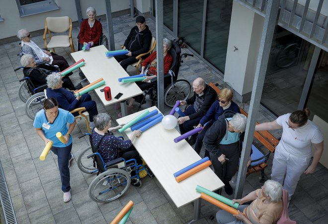 Brez posredovanja bi morale institucije prenesti razliko pri usklajevanju cen storitev na uporabnike. FOTO: Jože Suhadolnik