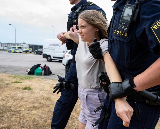 Policisti so aretirali švedsko podnebno aktivistko Greto Thunberg in druge podnebne aktiviste iz organizacije »Ta Tillbaka Framtiden« (Vzamimo nazaj bodočnost), ki že peti dan zapored blokirajo vhod v sosesko Oljehamnen v Malmu na Švedskem. Foto: Johan Nilsson/Afp
